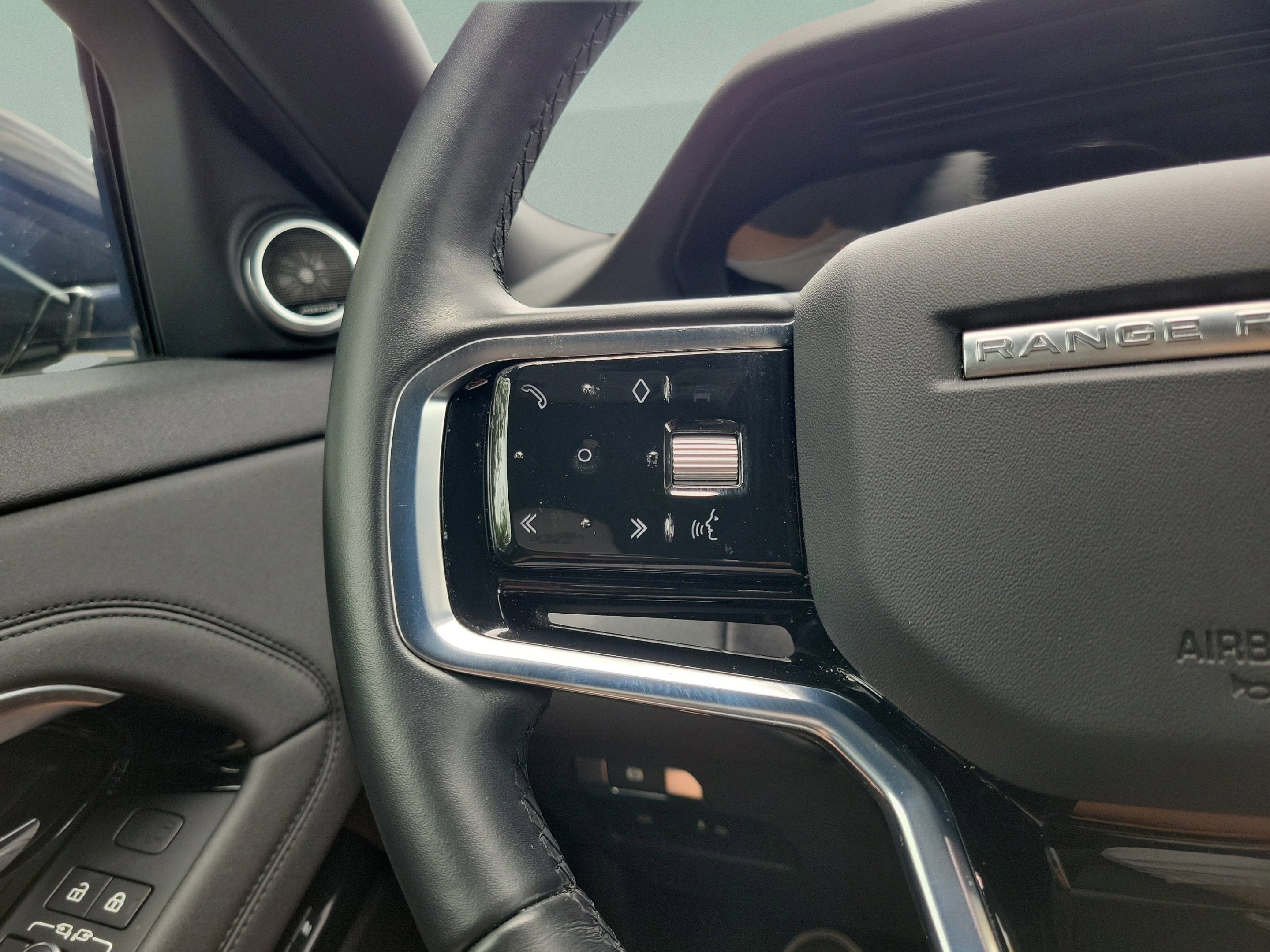 Used 2022 Land Rover Range Rover Evoque SE AWD/4WD image 21