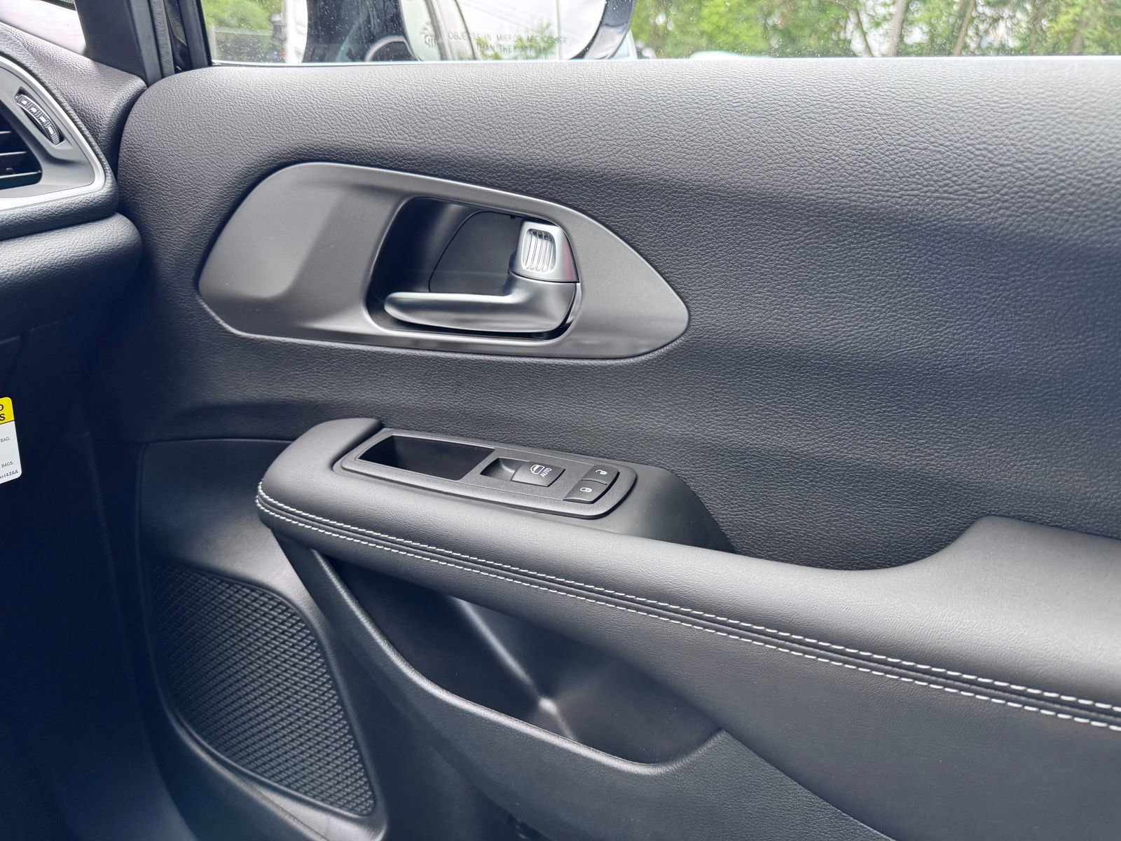 New 2025 Chrysler Pacifica Select w/ Uconnect Theater Family Group image 24