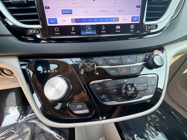 Used 2024 Chrysler Pacifica Touring-L FWD image 29