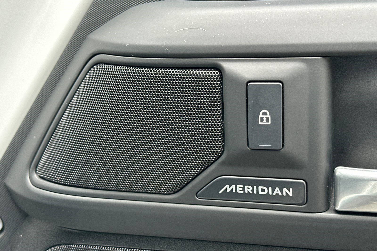 Used 2025 Land Rover Defender 130 S image 16