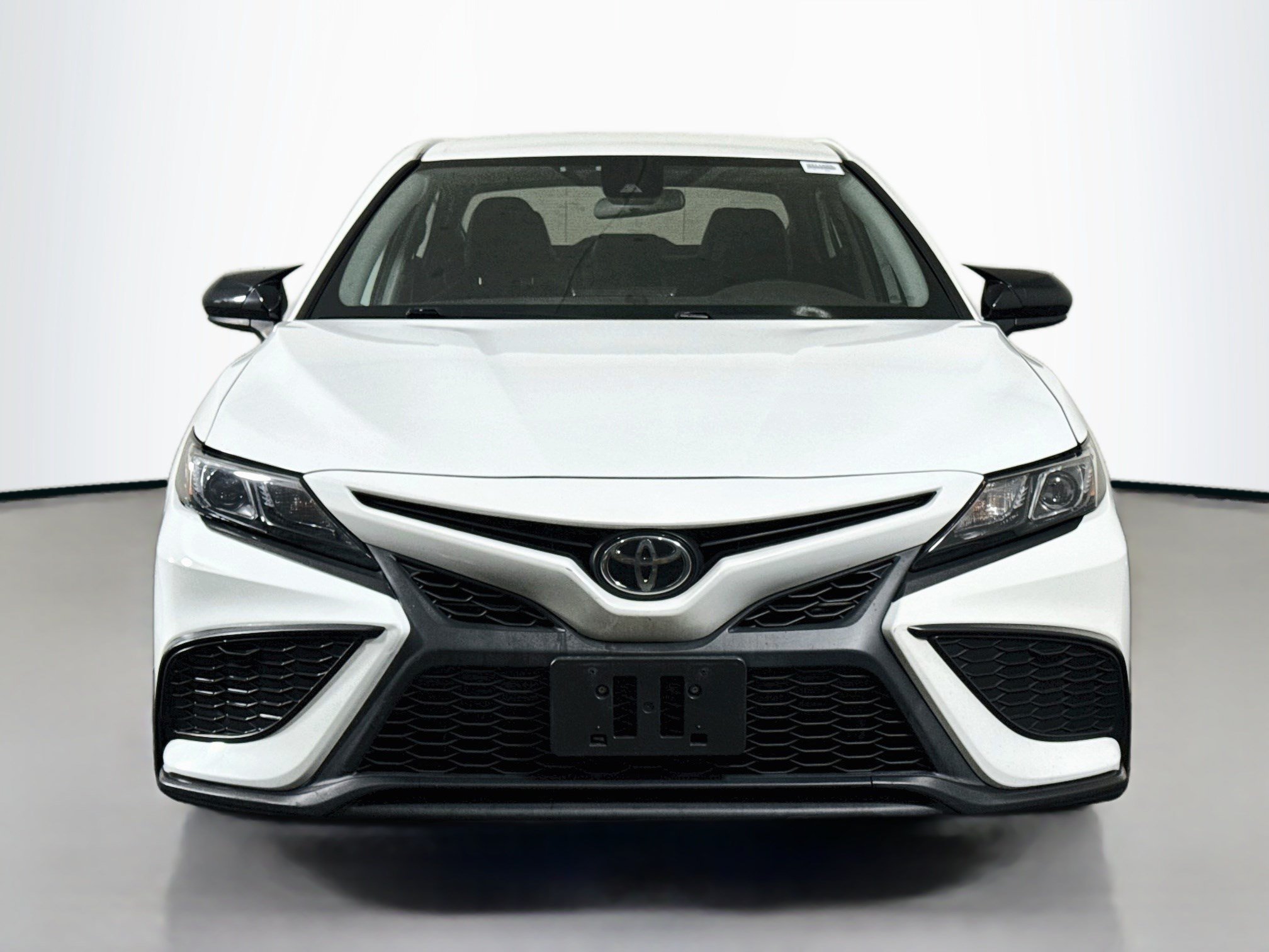 Used 2021 Toyota Camry SE FWD image 2
