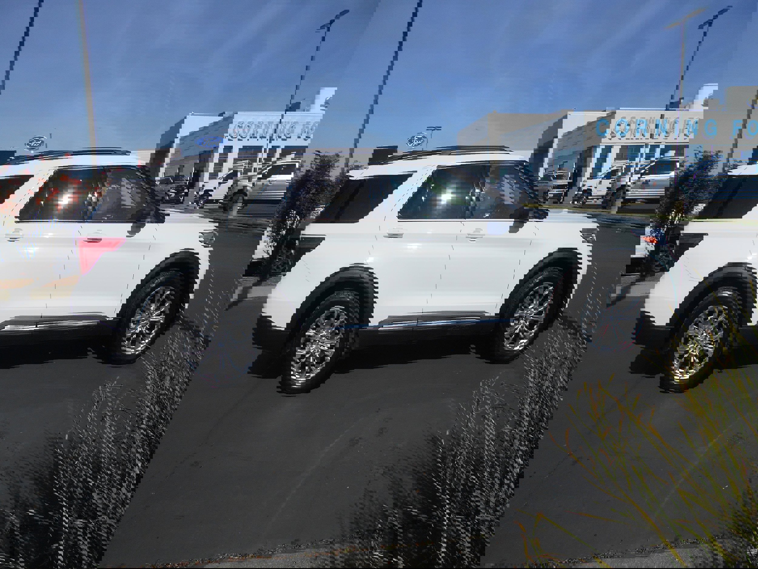 Used 2020 Ford Explorer XLT w/ Equipment Group 202A image 6