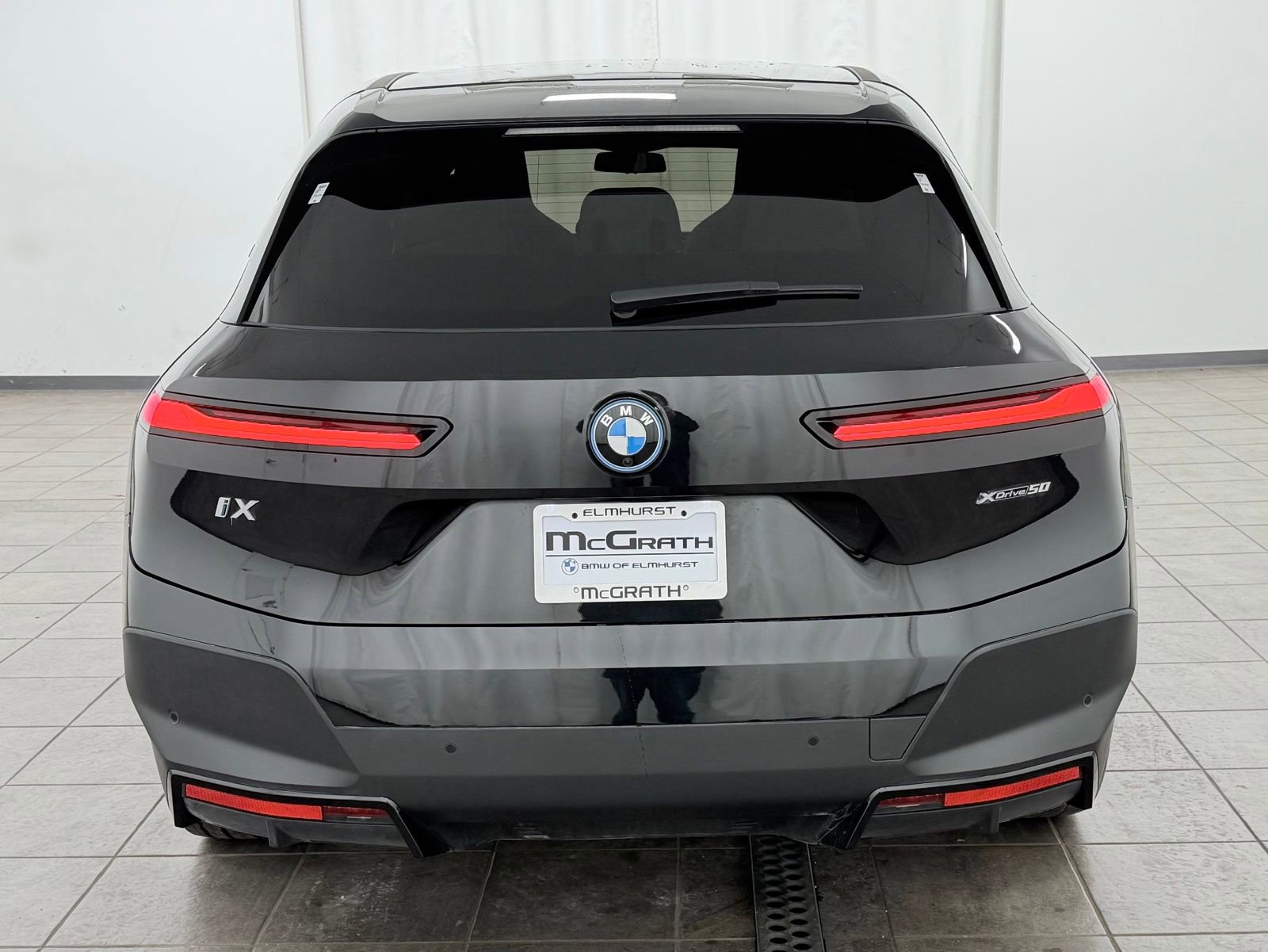 Used 2023 BMW iX xDrive50 w/ Premium Package AWD/4WD image 4