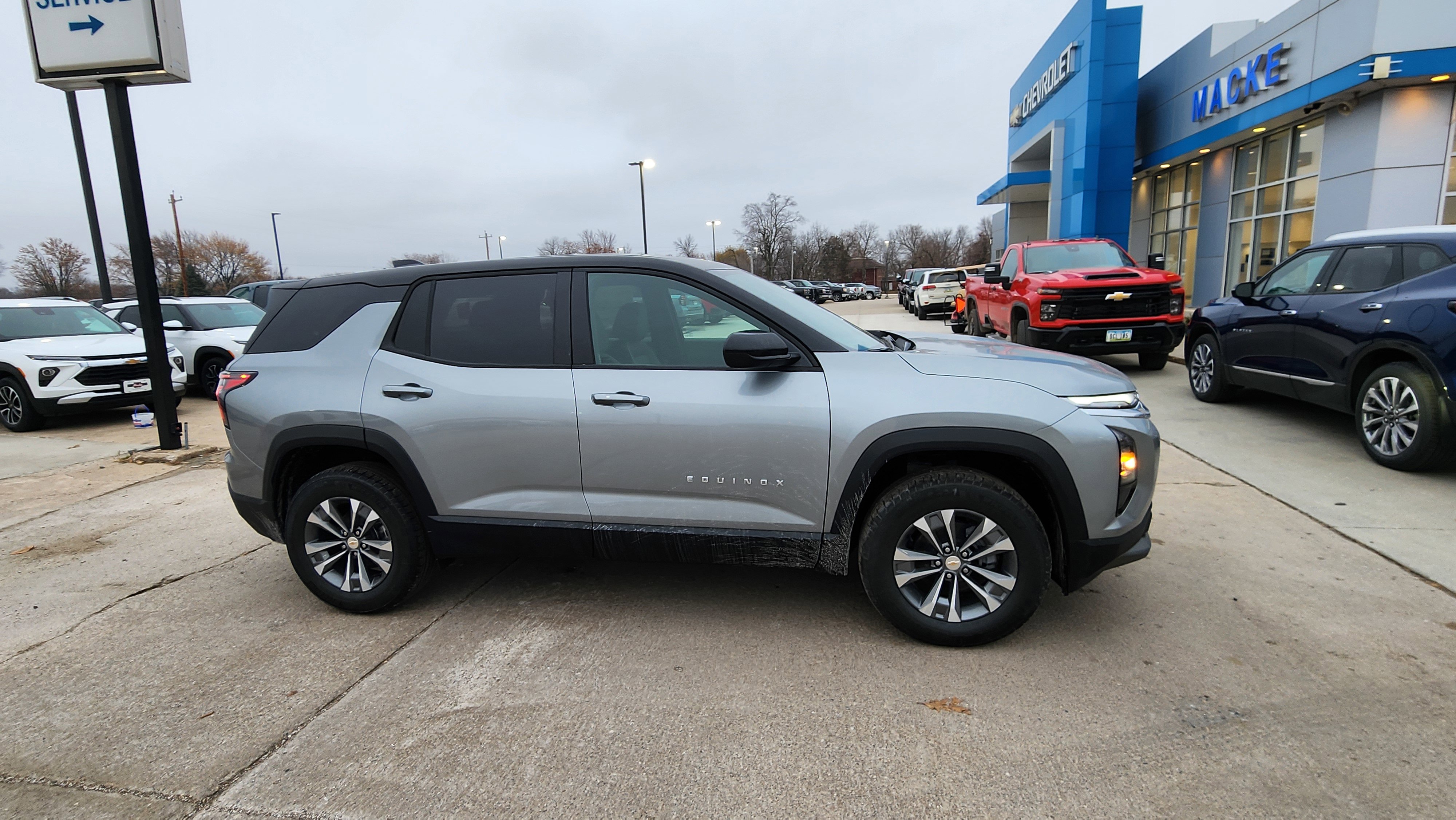 New 2026 Chevrolet Equinox LT image 4