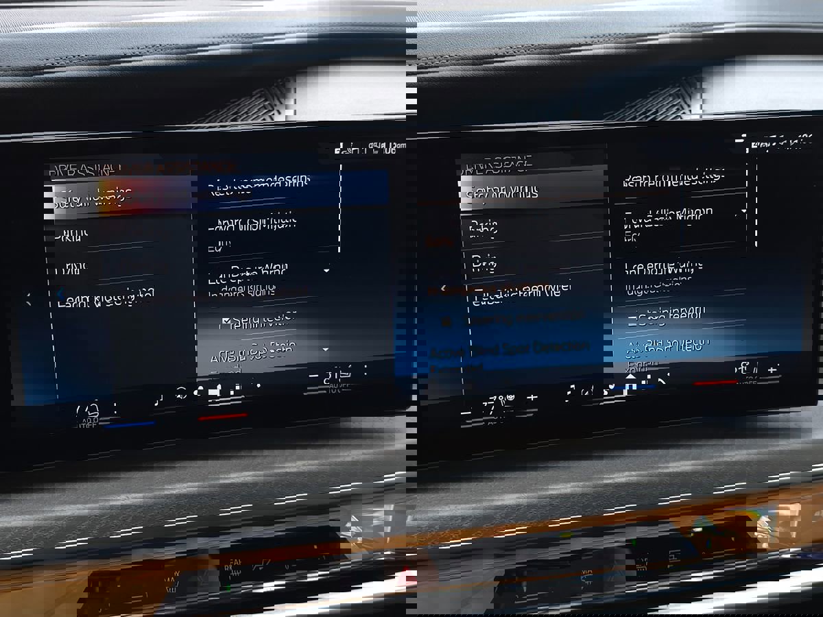 Used 2024 BMW i7 xDrive60 w/ Executive Package image 51