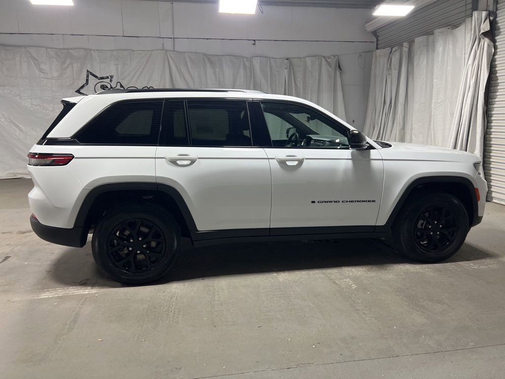 Used 2025 Jeep Grand Cherokee Altitude image 8