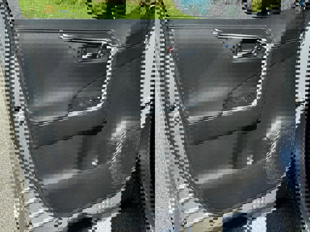 Used 2021 Toyota RAV4 Limited image 32