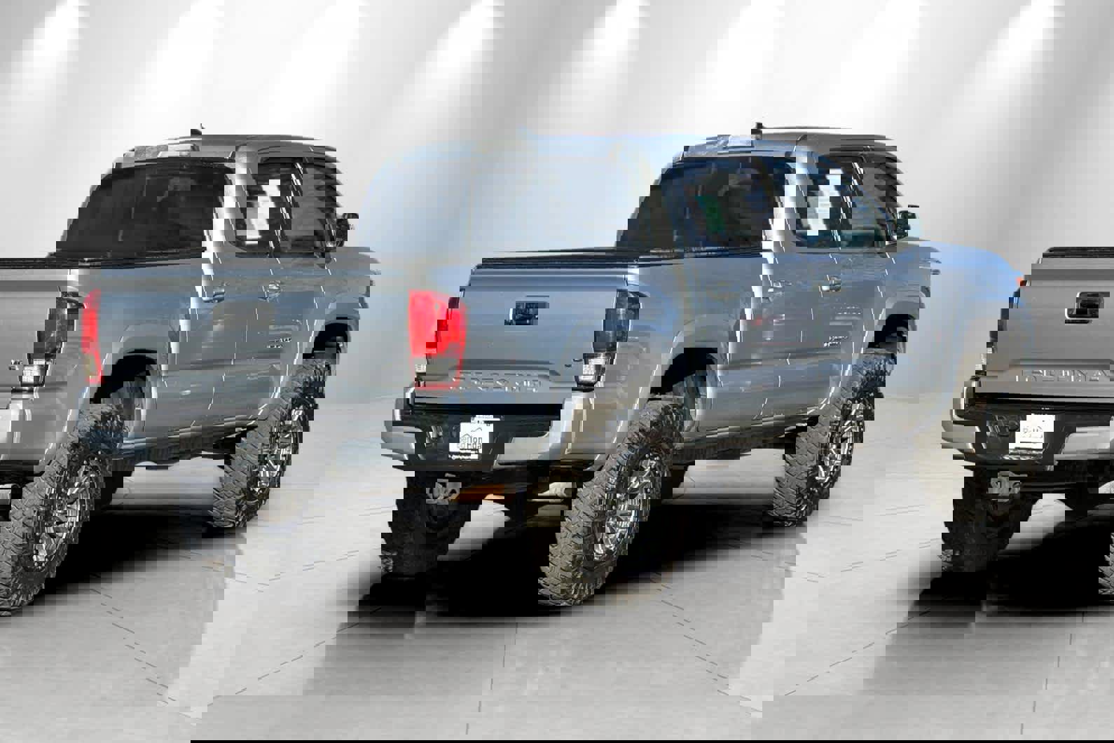 Used 2017 Toyota Tacoma TRD Sport w/ Tow Package (A/T) image 2