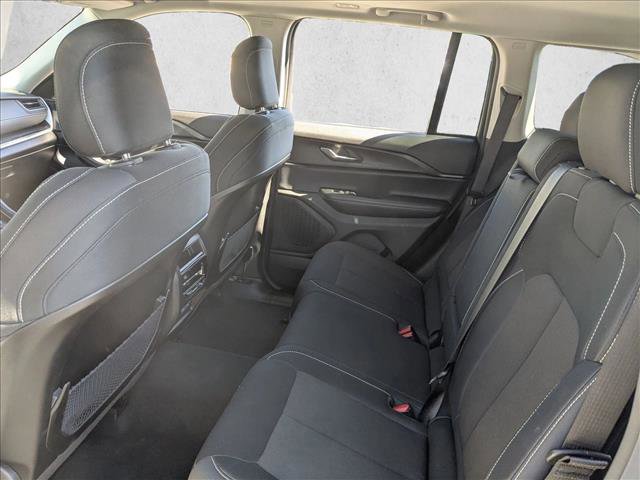 Used 2023 Jeep Grand Cherokee Laredo w/ Luxury Tech Group I AWD/4WD image 17