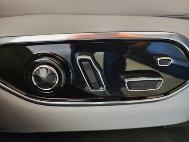 Used 2022 Jeep Grand Cherokee Overland w/ Luxury Tech Group IV image 21