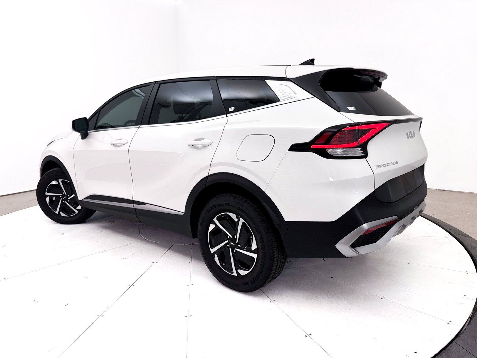 Used 2023 Kia Sportage LX AWD/4WD image 2