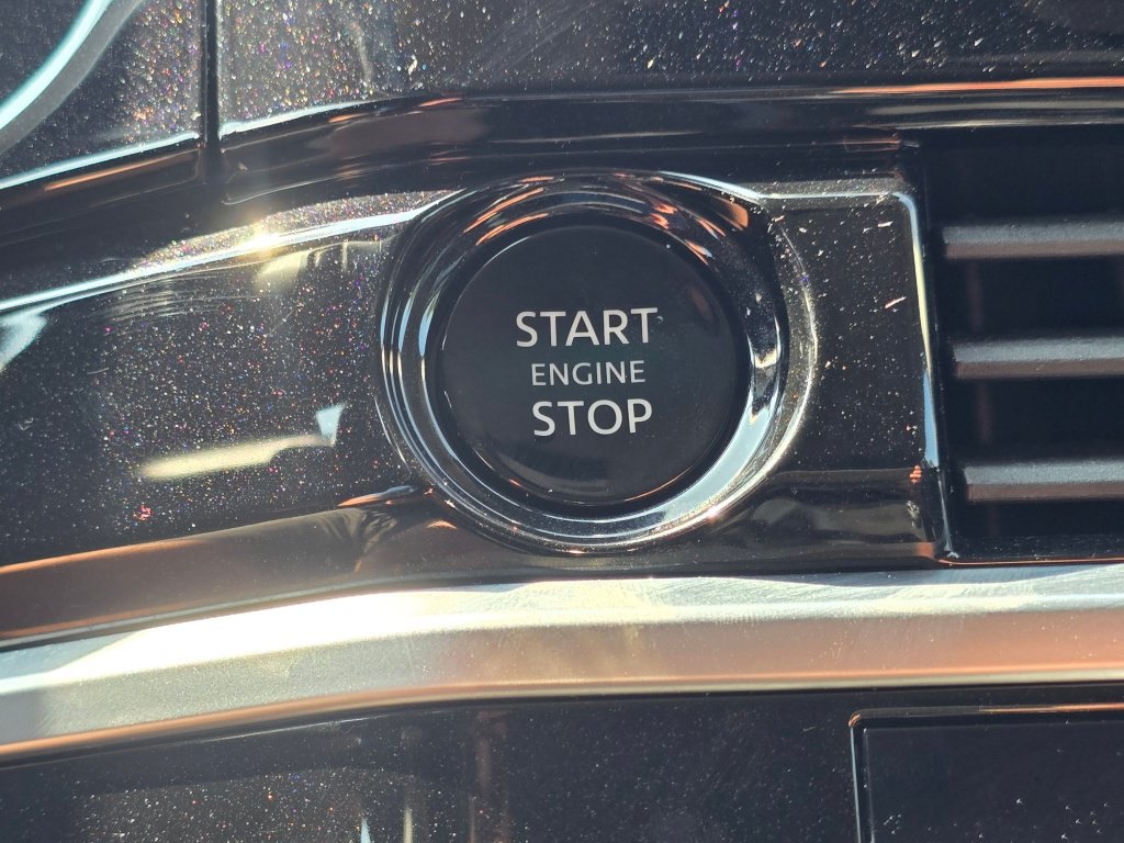 Used 2025 Nissan Pathfinder SL AWD/4WD image 39