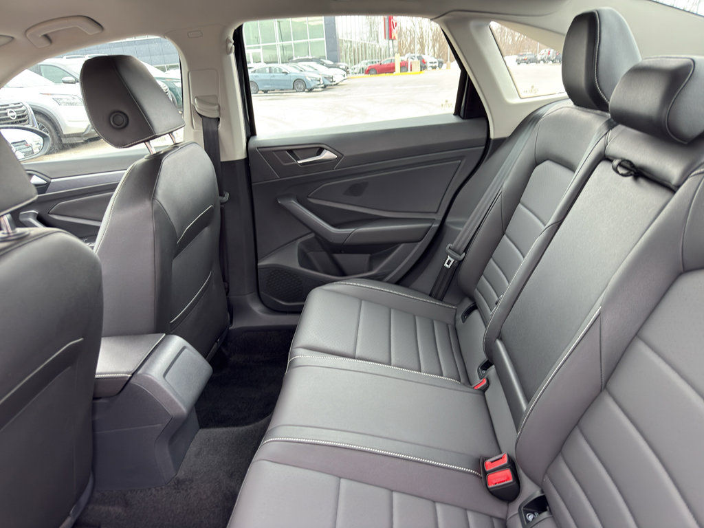 Used 2024 Volkswagen Jetta SE FWD image 31