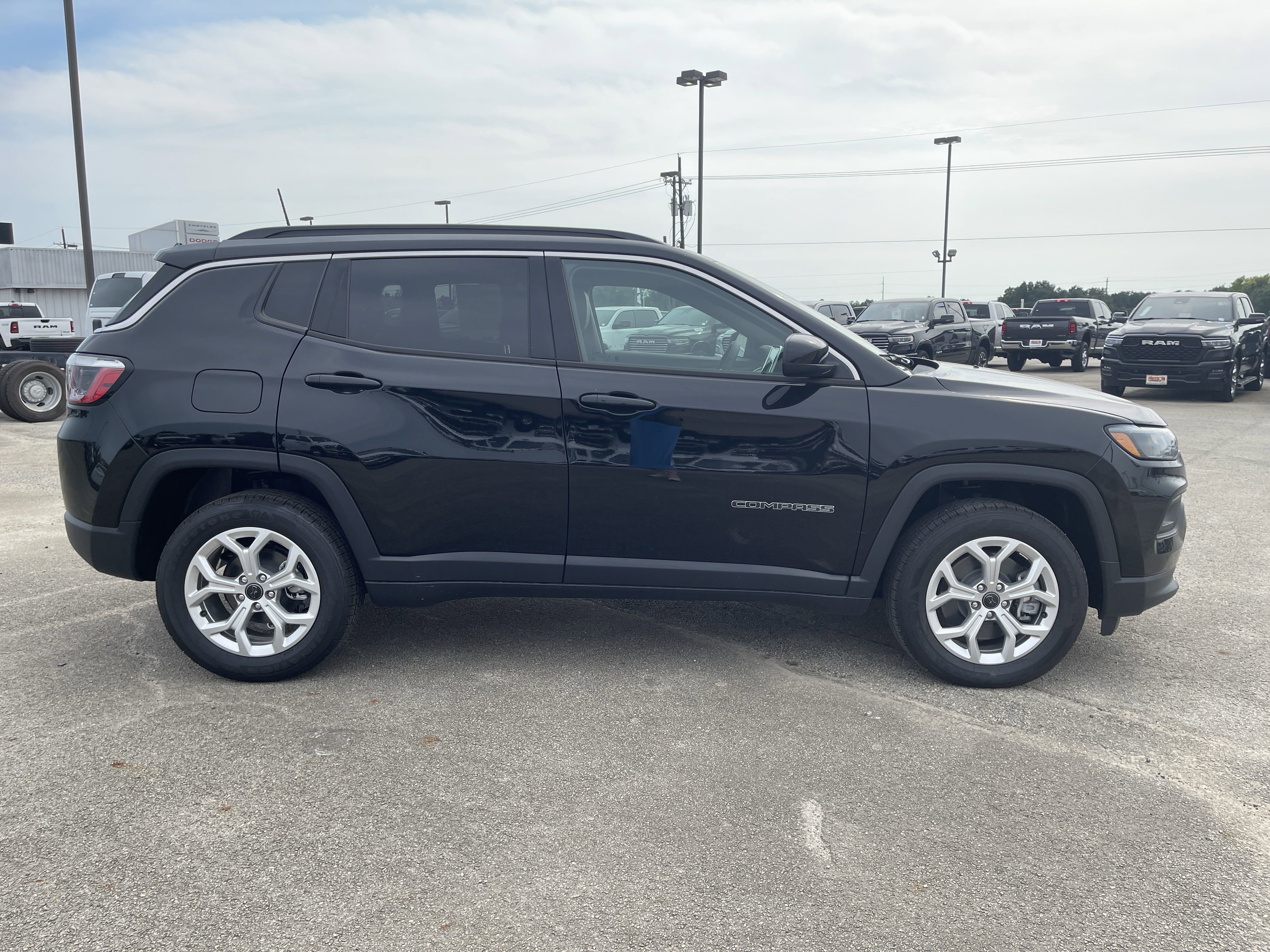 New 2025 Jeep Compass Latitude image 3