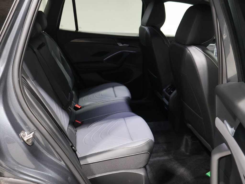 Used 2025 Volkswagen Tiguan SE R-Line AWD/4WD image 21