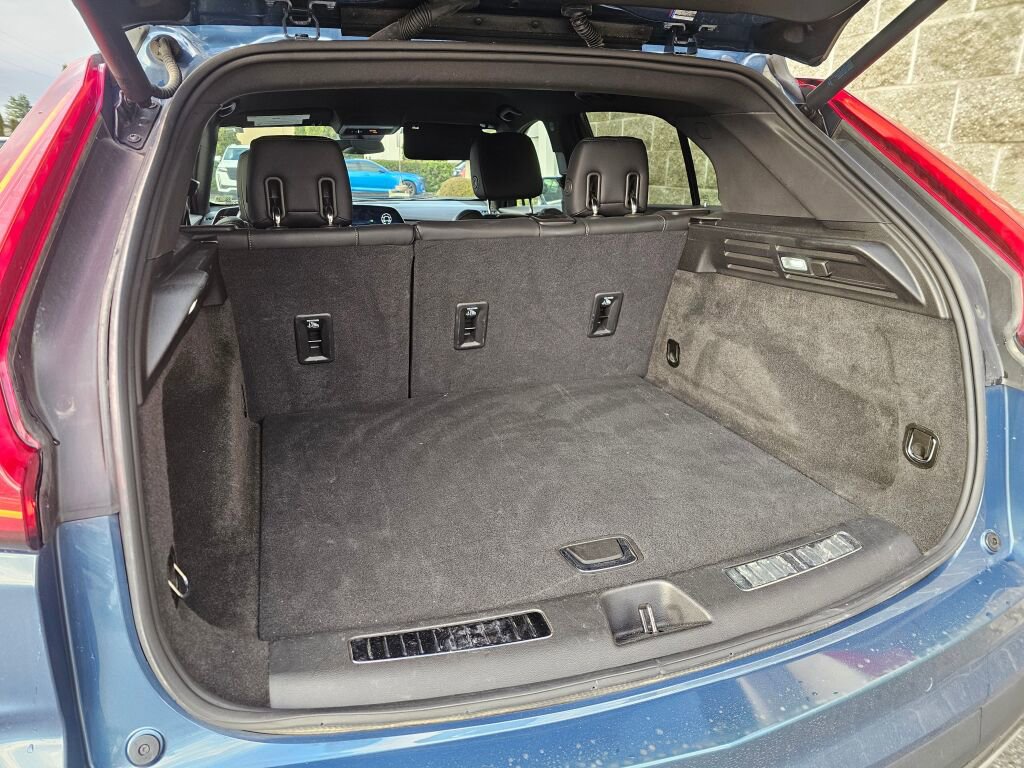 Used 2025 Cadillac XT4 Premium Luxury image 6