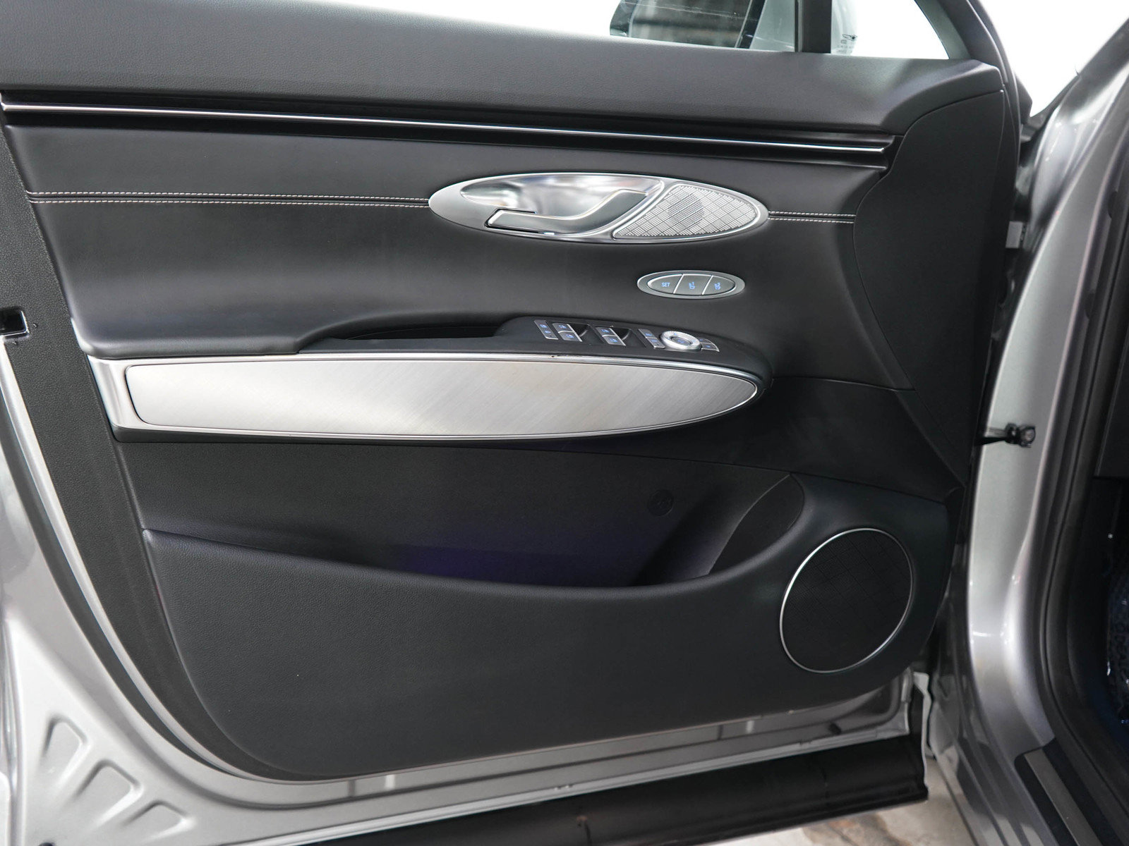 Used 2023 Genesis Electrified GV70 AWD/4WD image 19
