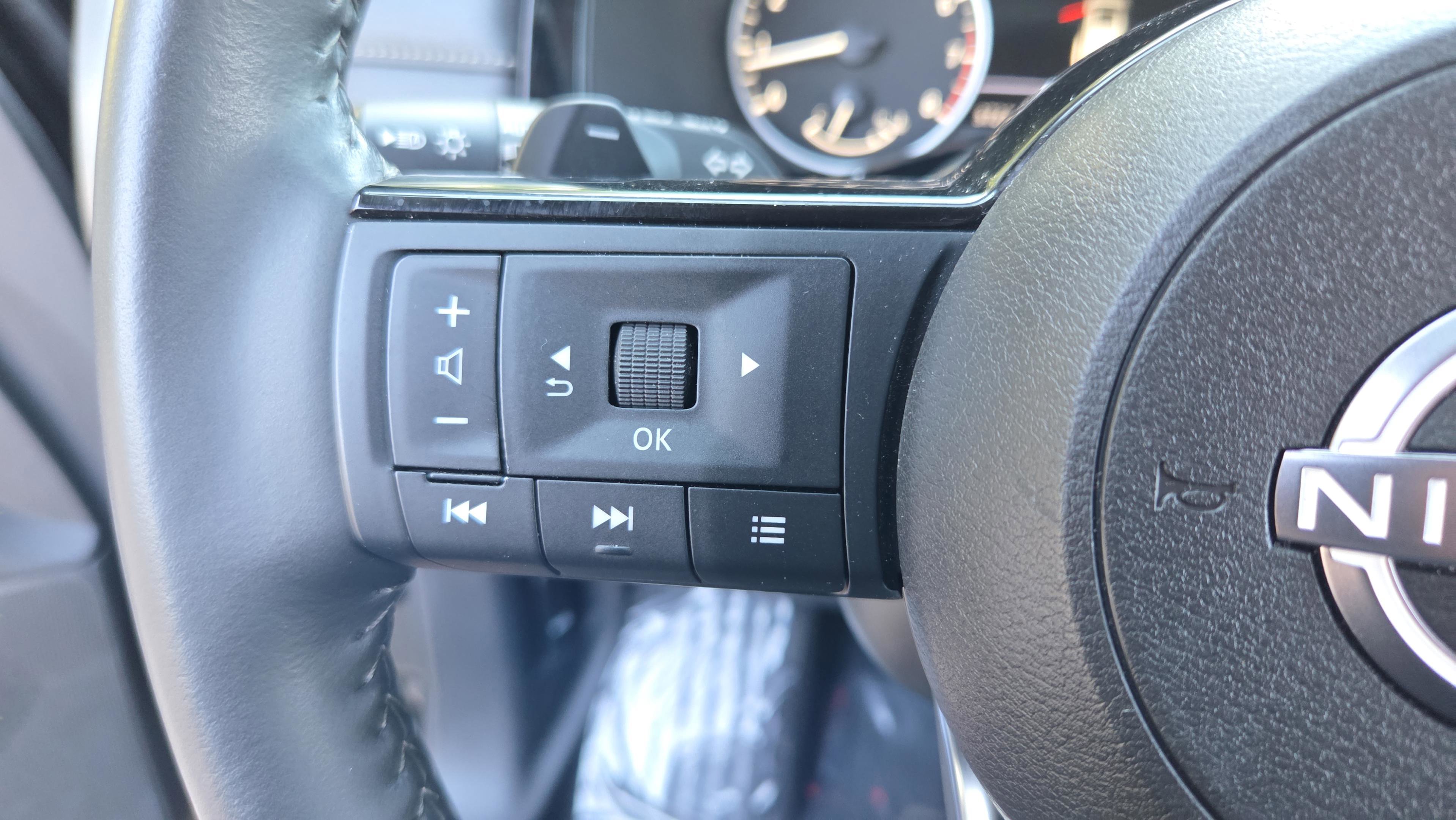 Used 2023 Nissan Pathfinder SL w/ SL Premium Package FWD image 24