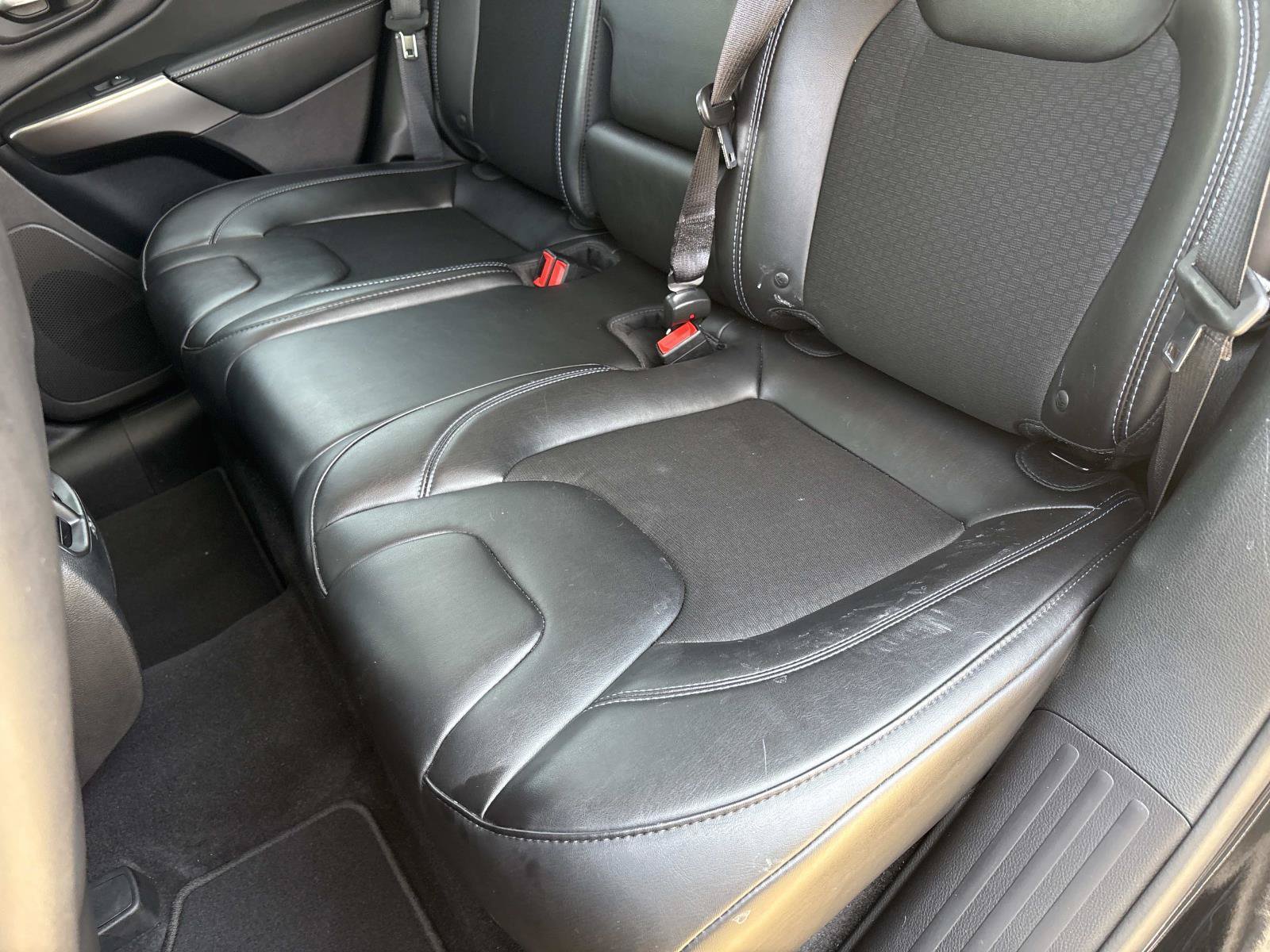 Used 2019 Jeep Cherokee Latitude Plus w/ Comfort/Convenience Group FWD image 12