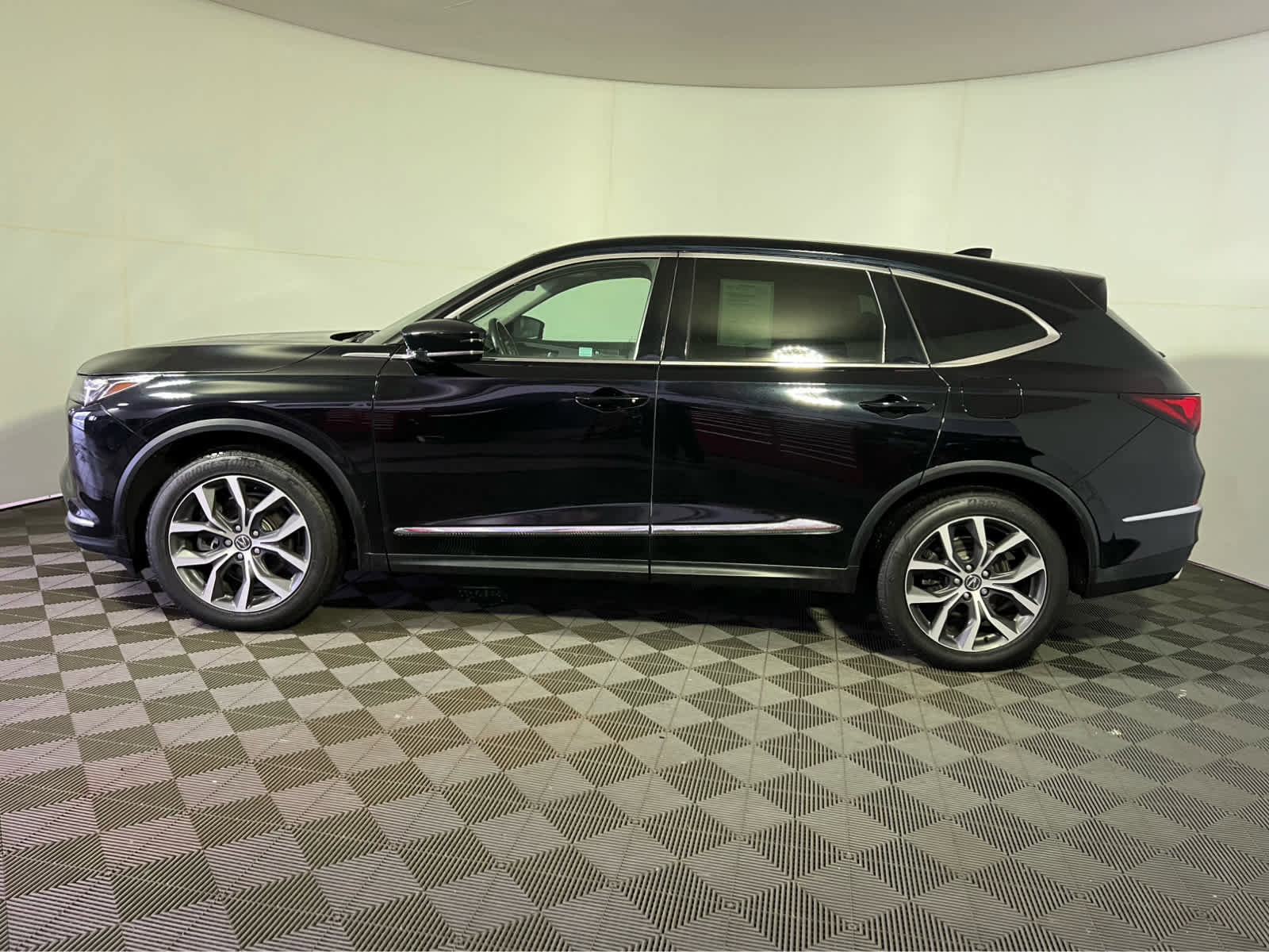 Used 2024 Acura MDX SH-AWD w/ Technology Package image 4