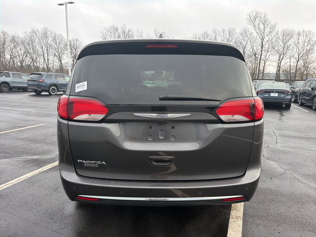 Used 2018 Chrysler Pacifica Touring-L w/ Advanced Safetytec Group image 4