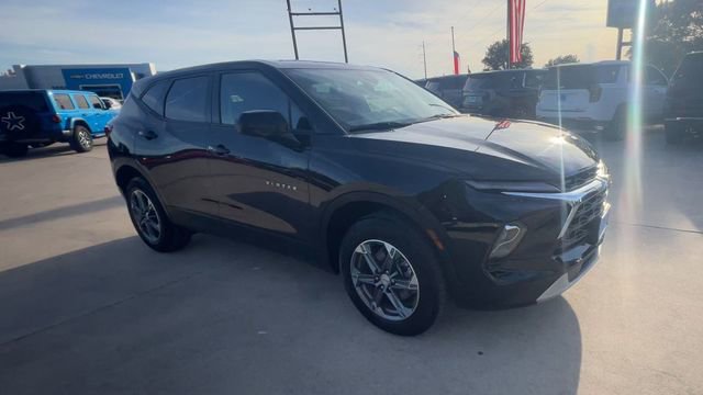 Used 2025 Chevrolet Blazer LT AWD/4WD image 2