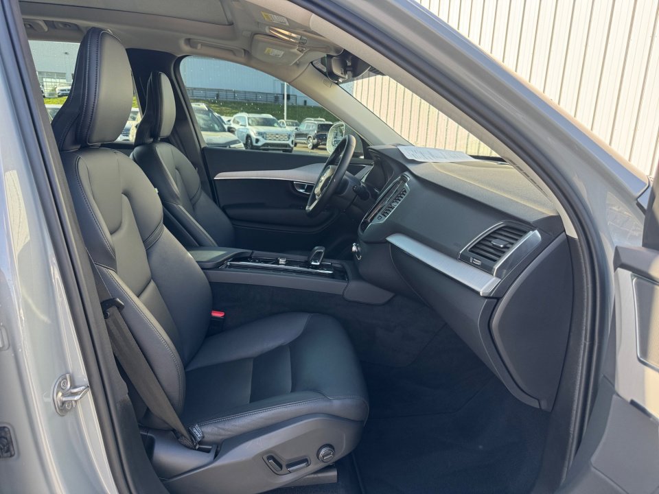 Used 2025 Volvo XC90 B5 Core image 28