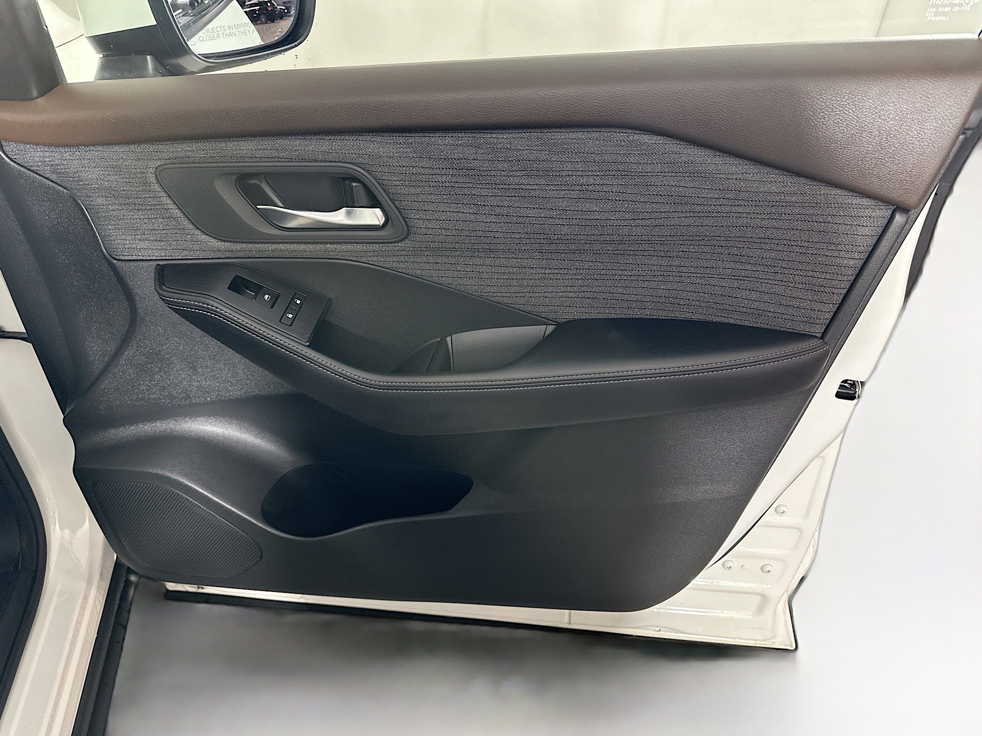 Used 2023 Nissan Rogue SV image 31