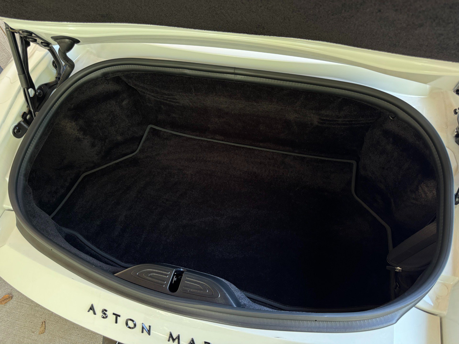 Used 2023 Aston Martin V8 Vantage Roadster RWD image 42