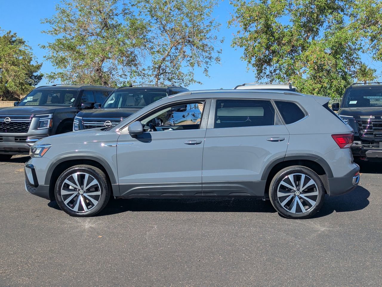 Used 2024 Volkswagen Taos SE w/ Panoramic Sunroof Package FWD image 3
