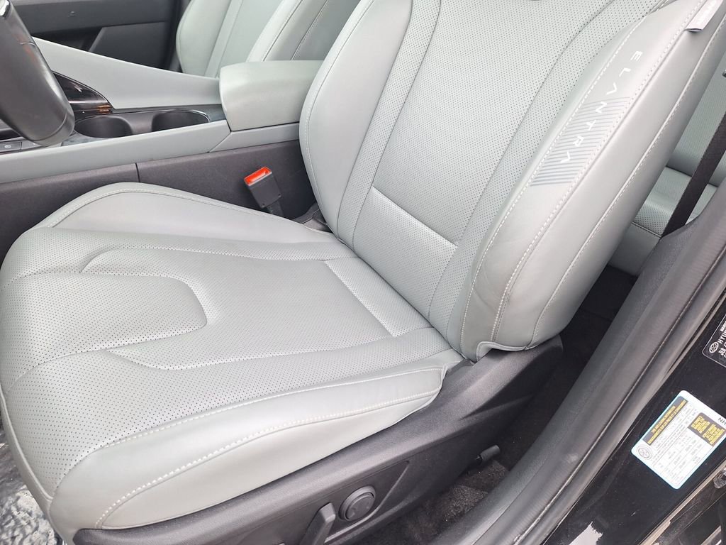 Used 2025 Hyundai Elantra Limited image 10