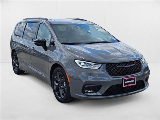 New 2025 Chrysler Pacifica Limited image 3