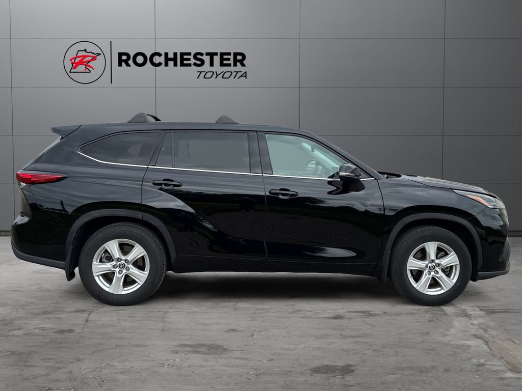 Used 2021 Toyota Highlander LE AWD/4WD image 6