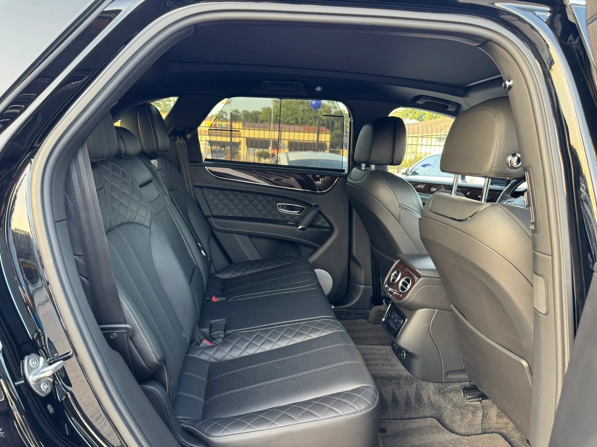 Used 2018 Bentley Bentayga AWD/4WD image 26
