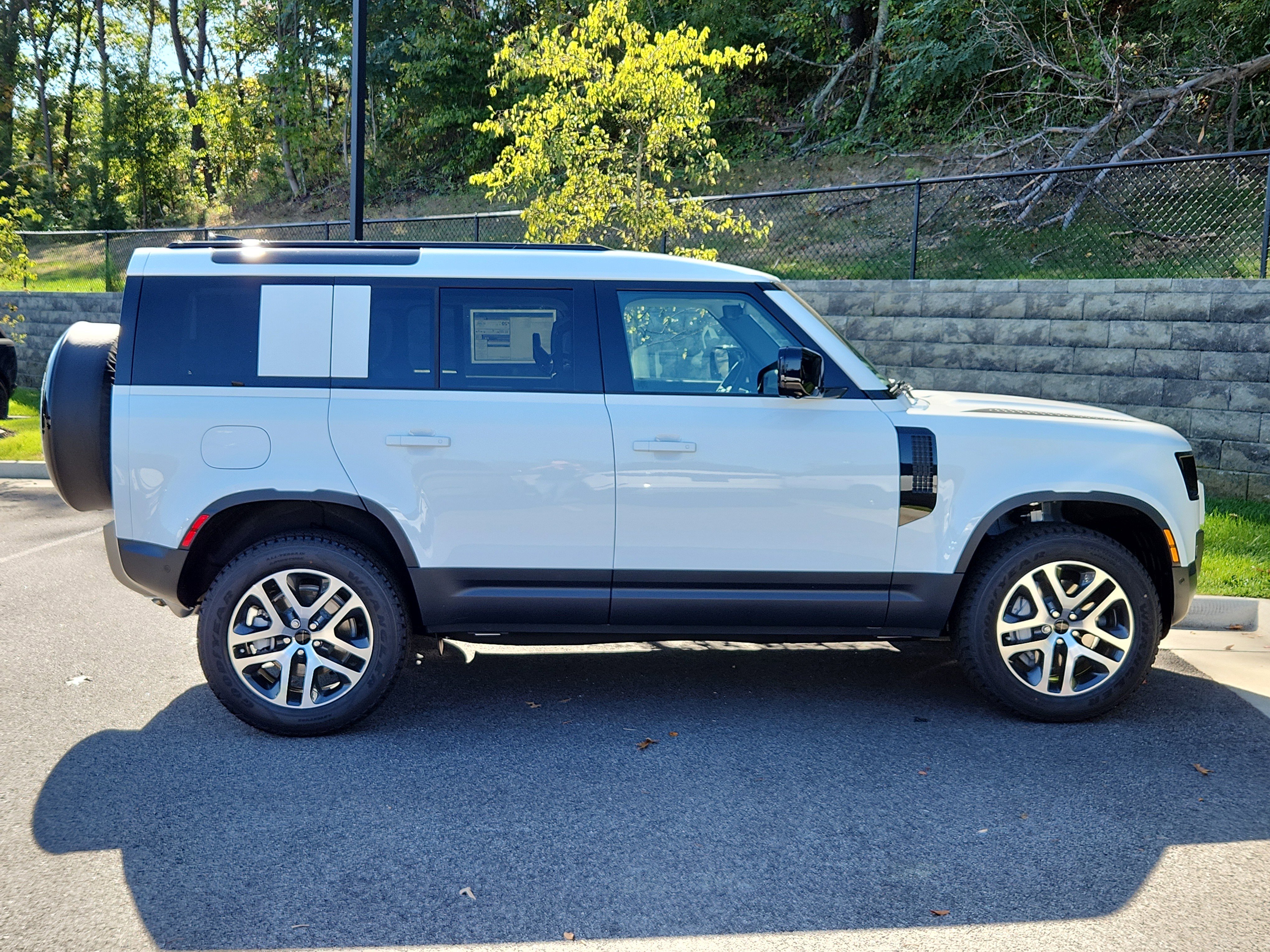Used 2026 Land Rover Defender 110 S image 11
