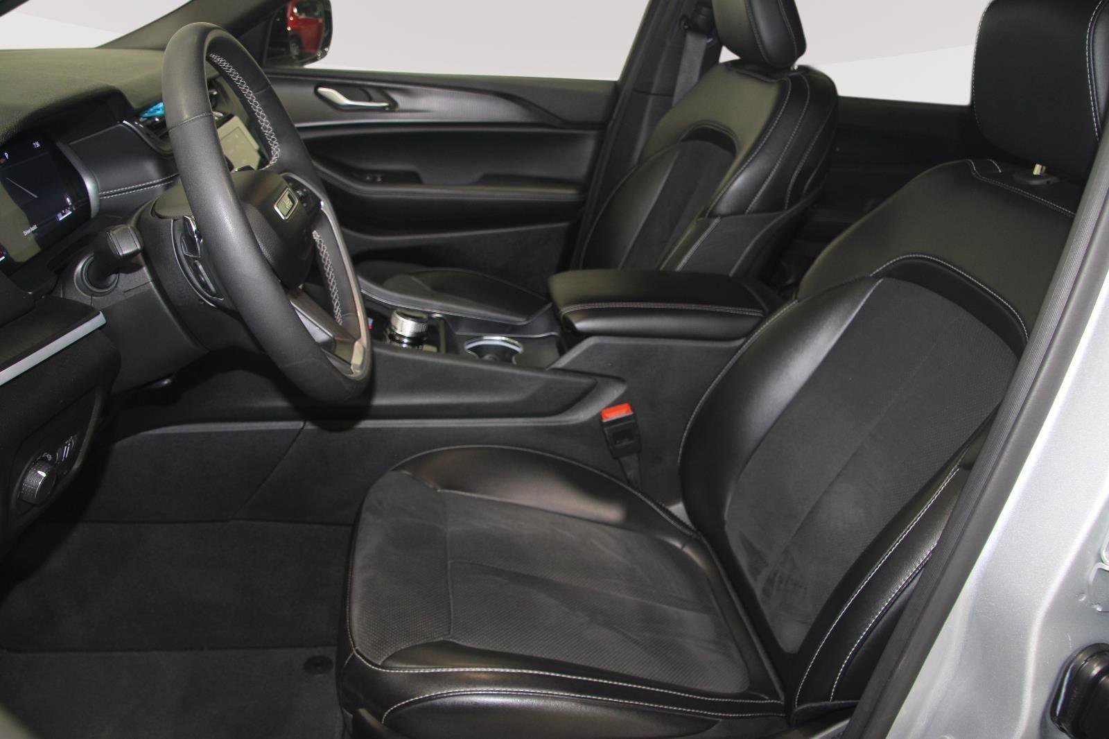 Used 2024 Jeep Grand Cherokee L Laredo image 18