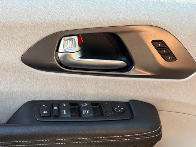 Used 2024 Chrysler Pacifica Touring-L image 23