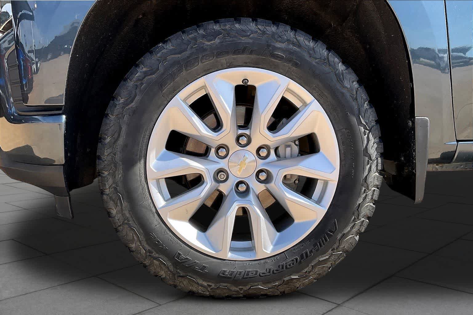 Used 2020 Chevrolet Silverado 1500 Custom w/ Custom Value Package AWD/4WD image 12