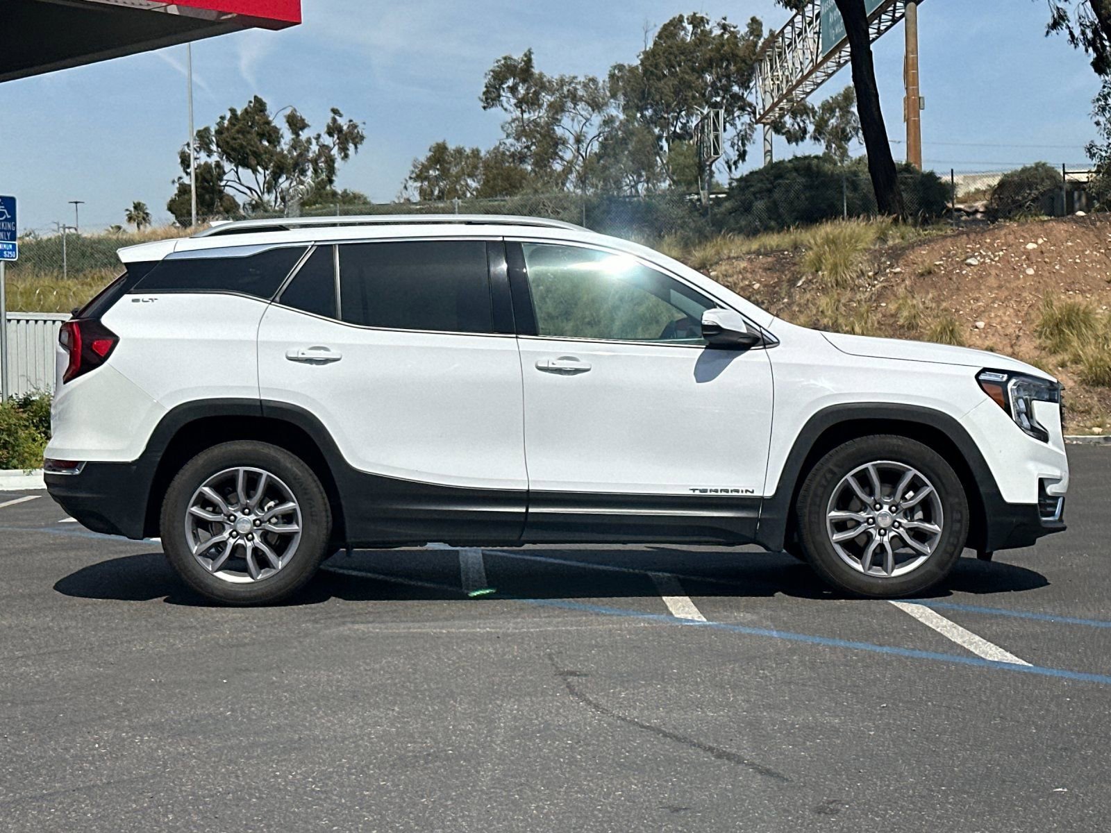 Used 2024 GMC Terrain SLT FWD image 6