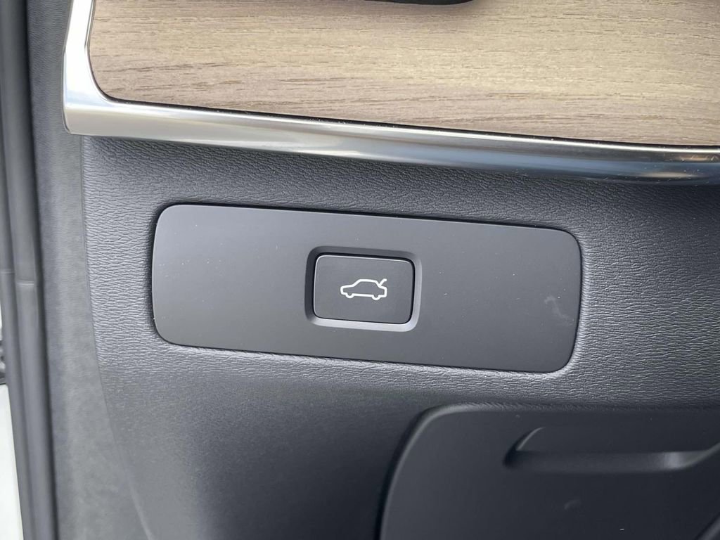 New 2026 Volvo XC90 B5 Core image 12