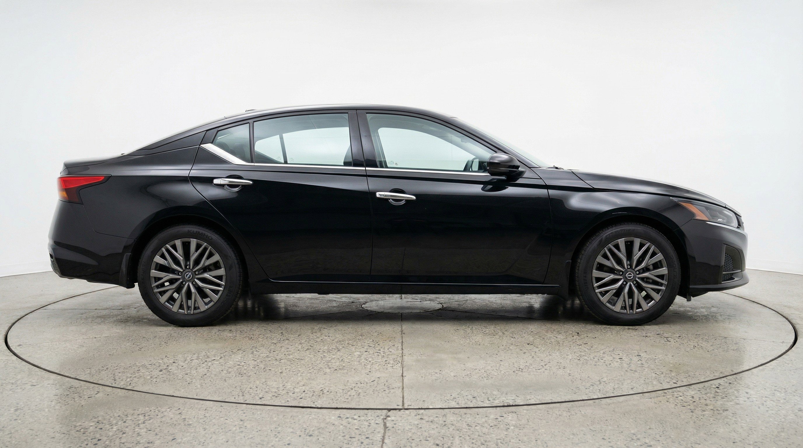 Used 2025 Nissan Altima 2.5 SV image 11