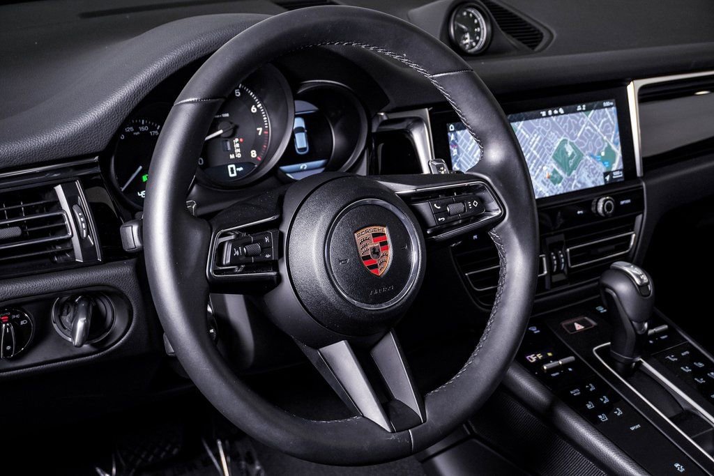 Certified 2025 Porsche Macan image 18
