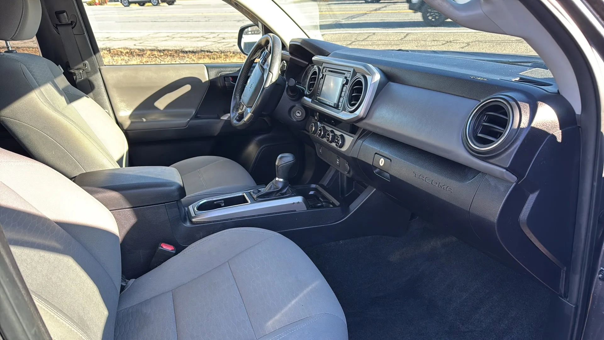 Used 2017 Toyota Tacoma SR5 w/ SR5 Appearance Package (SM) AWD/4WD image 6