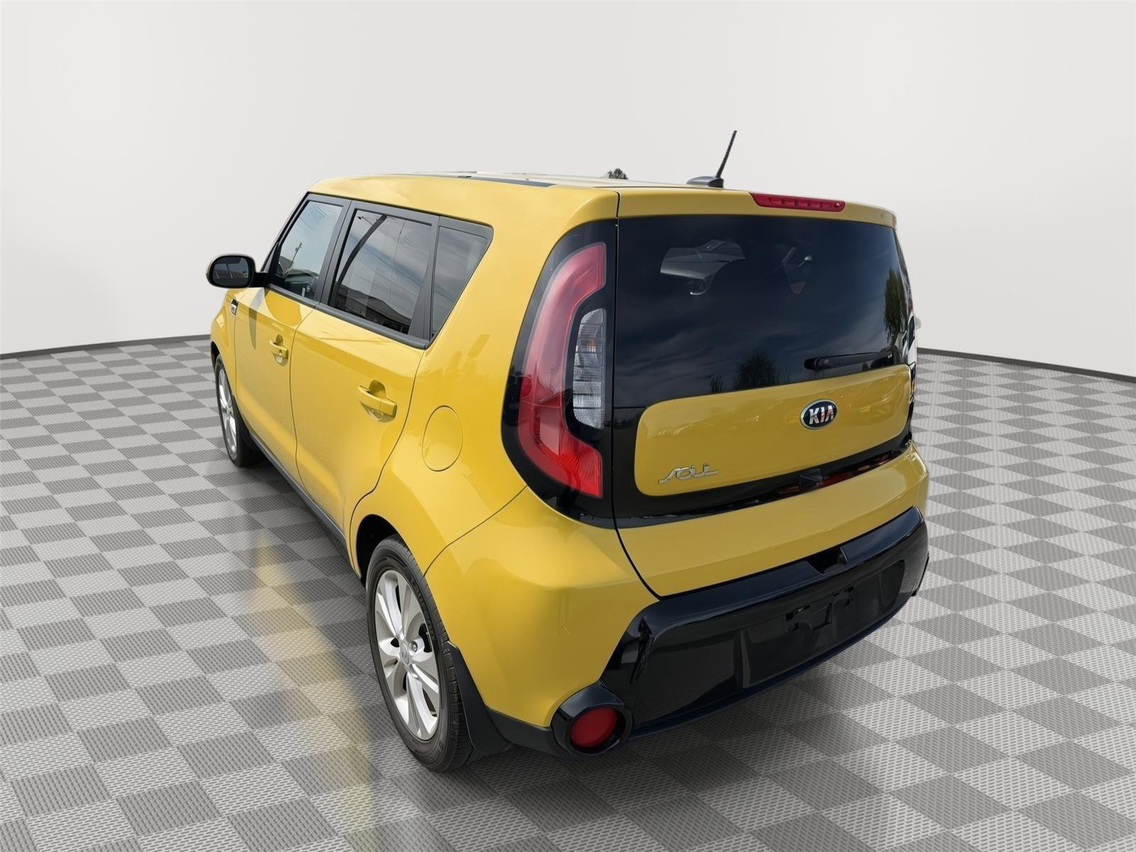 Used 2016 Kia Soul + FWD image 3