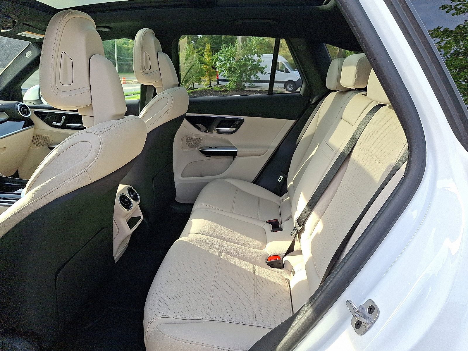 Used 2025 Mercedes-Benz GLC 300 4MATIC image 10