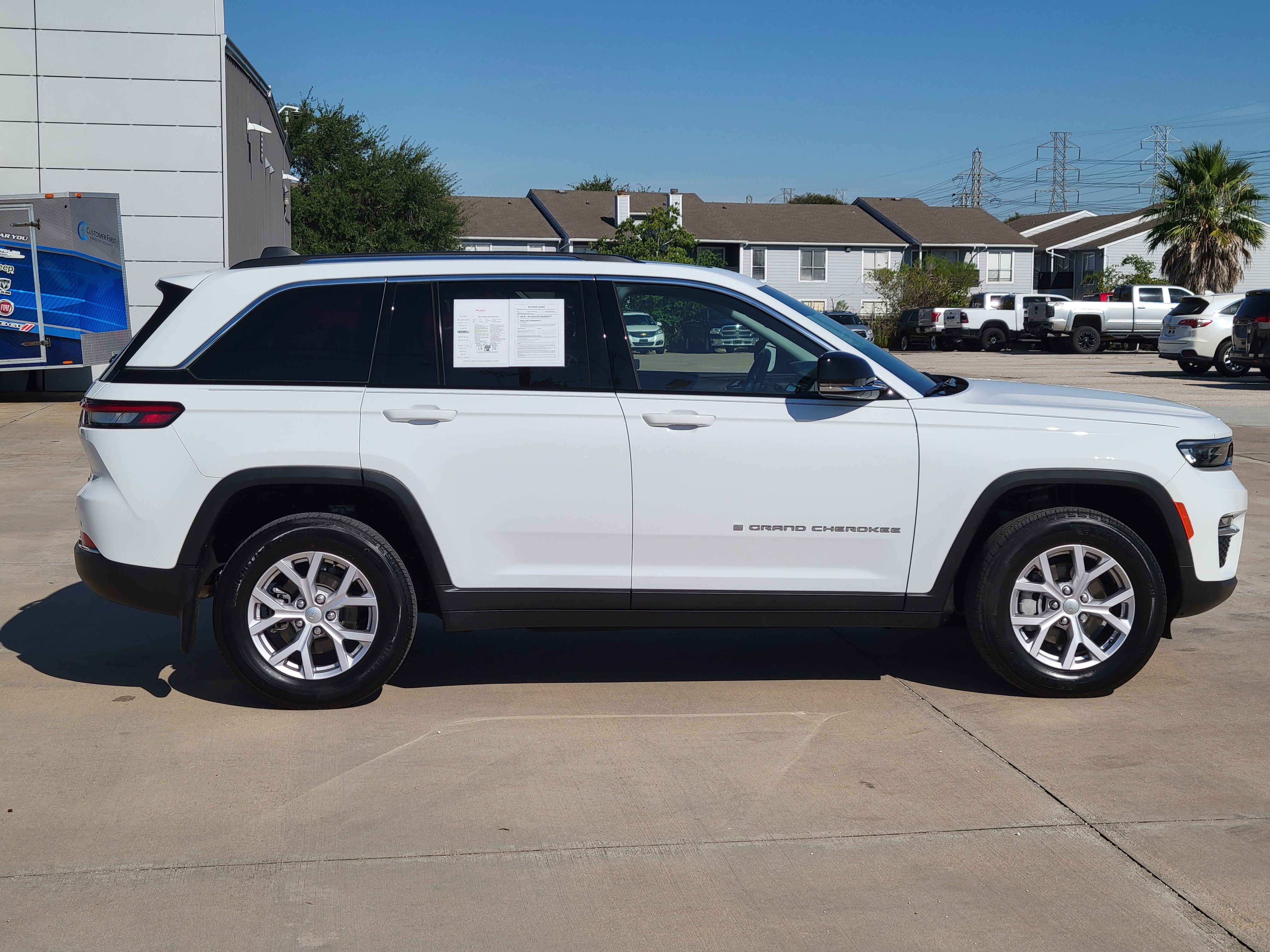 Used 2022 Jeep Grand Cherokee Limited image 3