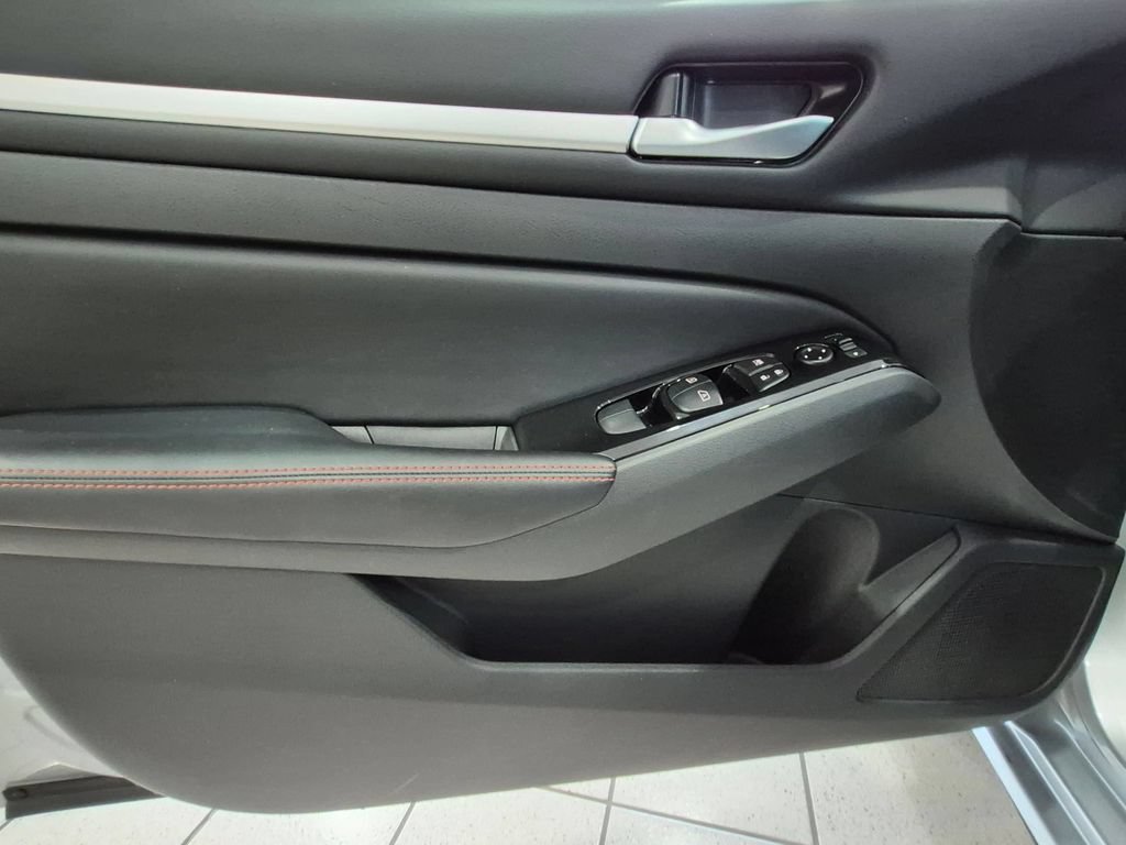 Used 2025 Nissan Altima 2.5 SR FWD image 11