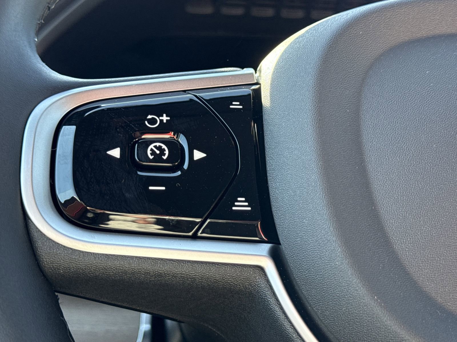 New 2026 Volvo XC90 B6 Plus w/ Protection Package Premier image 24