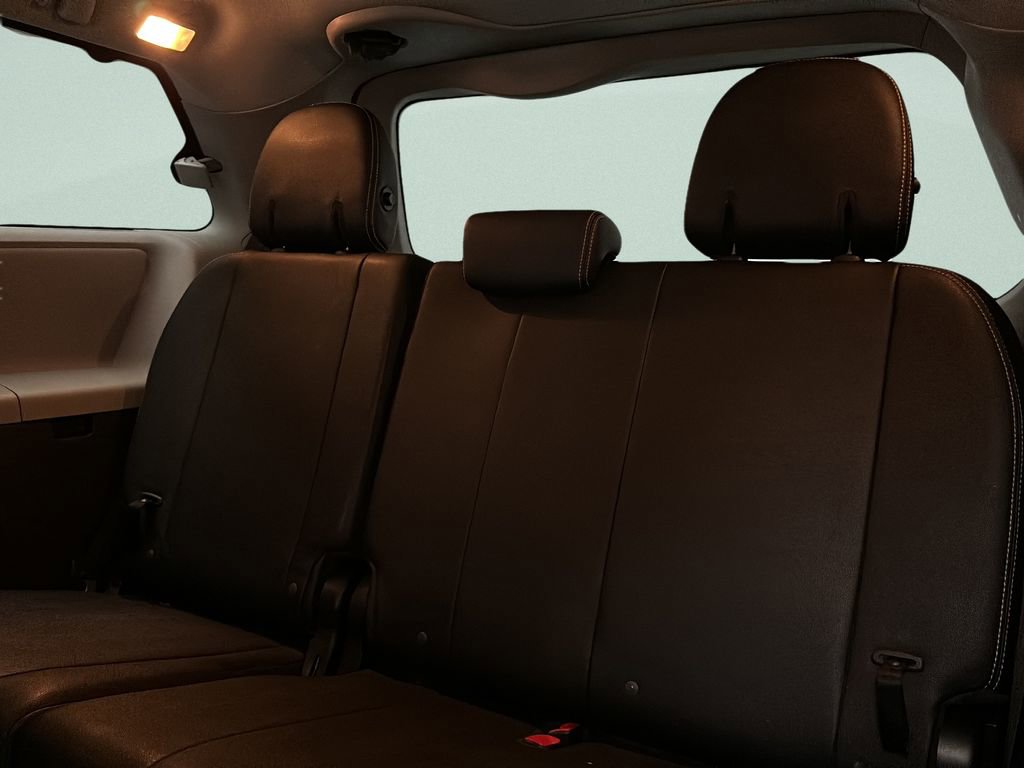 Used 2015 Toyota Sienna SE FWD image 13