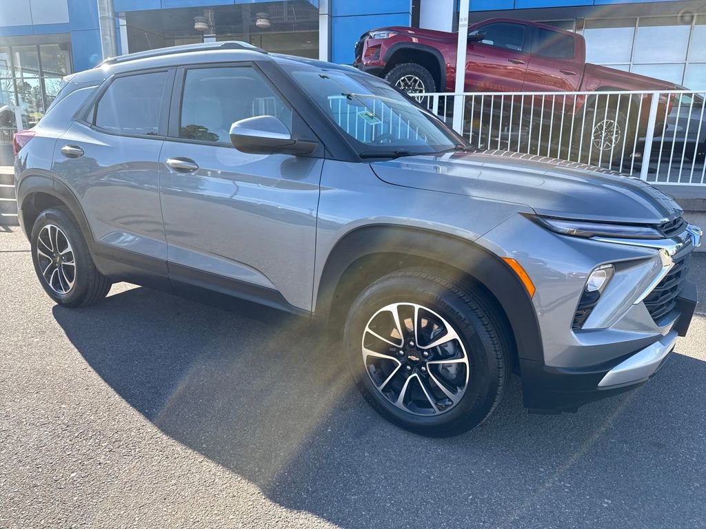 Used 2025 Chevrolet TrailBlazer LT w/ Driver Confidence Package image 7